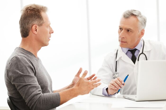 Homme atteint de prostatite chronique au cabinet du médecin